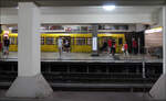 Die Geheimnisse der Berliner U-Bahn -     Blick auf den zweiten Bahnsteig der viergleisigen Umsteigestation Mehringdamm, wo am gleichen Bahnsteig von der U6 in die U7 gewechselt werden kann.
