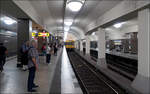 Geheimnisse der Berliner U-Bahn - 

Am 19.04.1924 ging der damals dreigleisige Abzweigbahnhof Belle-Alliance-Straße als Teil der Nord-Süd-Linie C in Betrieb. Durchgehender Verkehr gab es zwischen Seestraße in Richtung Neukölln, während der Abzweig ab 1925 nach Tempelhof eigenständig ab Belle-Alliance-Straße betrieben wurde.

Als dann der Abschnitt in Richtung Neukölln und Britz als Teil der neuen U-Bahnlinie H (heute U7) ab hier in den Westen der Stadt weitergeführt werden sollte, wurde die U-Bahnhof viergleisig ausgebaut mit bahnsteiggleichem Übergang zwischen den Linien C (U69 und H (U7). Die erste Teilstrecke mit einer Station in Richtung Westen ging am 28. Februar 1966 in Betrieb.
Die beeindruckenden Gewölbedecken (Architekt Alexander Grenander) wurden durch flache Decken ersetzt (Architekt Rümmler). Seit 2013 zeigt der inzwischen in Mehringdamm umbenannte Bahnhof wieder sein ursprüngliches Aussehen, wobei auch der neuer Bahnhofsteil gestalterisch angepasst wurde.

Die U7 befährt das mittlere Gleispaar; im Bild ein Zug in Richtung Rudow.

15.07.2023 (M)


