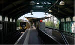 Von drinnen nach draußen -     Ein U-Bahnzug der Linie U2 erreicht gleich den Hallenbereich der Hochbahnstation Schönhauser Allee.