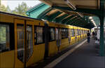 Lichtumkehr - 
 
Im Innern der Halle fällt Sonnenlicht auf de U-Bahnzug, während er draußen im Schatten ist. Bedingt ist der Lichteinfall in der Halle durch das dortige Oberlicht, während draußen das herkömmliche Bahnsteigdach für Schatten sorgt.
Interessant ist auch die Reflexion der gelben Oberseite der U-Bahn an die Hallendecke, ein Effekt der mir an anderen Stationen auch schon aufgefallen ist.

U-Bahnhof Schönhauser Allee an der Berliner U2.

14.07.2023 (M)