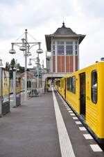 Blick über die U-Bahnstation Warschauer Straße mit ihrem markanten Stellwerk.