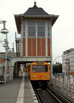 Zug der Berliner U-Bahnlinie U1 bei der Einfahrt in die Endstation  Warschauer Strae , 21.8.2012