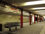 U-Bahnhof Stadtmitte: Bei mehrfacher Stationsumbenennung blieb man nun bei diesem Namen. Zugang zur U6 durch einen langen Tunnel (Musegang) der 1961 zugemauert wurde. Sandfarbene Kachelwnde mit schwarzem Stationsschild mit weisser Schrift.  