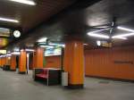 U-Bahnhof Halemweg: Ebenfalls von Rmmler 1980 erffneter Bahnhof mit Mittelbahnsteig mit einer seltsamen orange-grnen Farbgebung, die stark an die 80er Jahre erinnert (u.a.