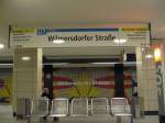 U-Bahnhof Wilmersdorfer Str.: Der von Rmmler 1978 gestaltete Bahnhof wurde mit einem bunten Mosaik aus Keramikplatten an den Wnden verziert, das das Wilmersdorfer Stadtwappen mit seiner Bourbonlilie