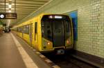 Der U-Bahnzug 5026 der Bauart H 97 auf der Linie U 5 von Alexanderplatz nach Hönow beim Halt am 08.02.2016 in der Station Samariterstraße.
Der Zug wurde 1998 bei Adtranz gebaut.
