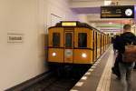 Am 28.02.2016 jährte sich die Verlängerung der heutigen U6 von Tempelhof nach Alt-Mariendorf zum 50. Mal.
Die BVG setzte den historischen Triebwagen 113 vom Typ BII T 4 ein, der sich im Zustand der 60-er Jahre befindet.
Hier bei der letzten Fahrt in Berlin Friedrichstraße.
Er wurde 1927 in Dessau gebaut und er erhielt am 12.01.2015 die HU.
