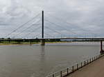 Eine Stadtbahn überquert die  Oberkasseler Brücke in Düsseldorf am 28. Juli 2017.