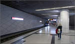 Einzige mit Mittelbahnsteig -

U-Bahnstation Heinrich-Heine-Platz der Düsseldorfer Wehrhahnlinie. Mit dem Bau des Stadtbahntunnels in den 1980iger Jahre entstanden hier schon Vorleistungen für diese Station mit Mittelbahnsteig. Sie liegt unter der viergleisigen Stadtbahnstation der Hochflurlinien. Über einen Verbindungsgang ist eine direkte Umsteigeverbindung eingerichtet. Die Rohbauform ist sehr schlicht, ohne Hallenbereich im Bereich der beidseitigen Zugänge.

14.08.2018 (M)