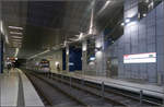 Blau als Hintergrundfarbe -

Die Wände im Bereich der beidseitigen Treppenzugänge in der Station Schadowstraße sind blau gehalten, ein Erkennungsmerkmal dieses U-Bahnhofes.

Düsseldorf, Wehrhahnlinie, 14.08.2018 (M)