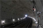 Kreisrunder Tunnelquerschnitt -

Die Tunnelstrecken der Düsseldorfer Wehrhahnlinie wurden mit einer Tunnelbohrmaschine gebaut. Wie auch beim Stadtbahntunnel unter der Karlsruher Innenstadt und im Gegensatz zu den Tunnels der Kölner Nord-Süd-Stadtbahn wurde ein großer Querschnitt gewählt um in einer Röhre beide Gleise aufnehmen zu können.

Blick von der Station Pempelforter Straße in die ansteigende Röhre in Richtung der Rampenausfahrt am Wehrhahn.

14.08.2018 (M)