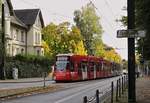 Ein NF8U-Doppelzug der Rheinbahn hat am 14.10.2019 soeben die Haltestelle Auf der Haardt/LVR-Klinikum verlassen