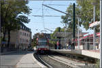 'Schwebender' Hochbahnsteig -    An vielen Haltestellen auf der U75 von Düsseldorf nach Neuss muss noch über die Klapptrittstufen der B-Wagen erklommen werden.