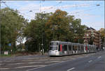 Am Abzweig -    In der Grafenberger Allee fährt hier ein Zug der Linie U83 in Richtung Innenstadt.