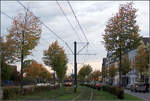 Durch die Siegburger Straße in Düsseldorf-Oberbilk -

In der Siegburger Straße war genügend Platz vorhanden um einen großzügigen begrünten Bahnkörper für die Stadtbahn zu bauen. Ausgebaut wurde dieser Abschnitt mit dem Bau des Tunnels unter der engen Kölner Straße in Oberbilk, wo kein eigener Bahnkörper möglich war.

Blick von der Haltestelle Provinzialplatz nach Norden.

15.10.2019 (M)

