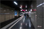 Auf zwei Ebenen unter Düsseldorf-Oberbilk -

1993 wurde die Tunnelstrecke vom Düsseldorfer Hauptbahnhof zur oberirdischen Station Ronsdorfer Straße mit zwei U-Bahnhöfen eröffnet. Daran schließt die Straßenbahnstrecke nach Düsseldorf-Eller als Zulaufstrecke an.

Das Bild zeigt die obere Ebene des doppelstöckigen U-Bahnhofes Handelszentrum/Moskauer Straße. Die beiden Bahnsteigebenen ergaben sich aus der Nähe des unterirdischen Überwerfungsbauwerkes der Strecken in Richtung Eller und in Richtung Holthausen. Dabei unterfährt das Gleis Richtung Eller die beiden Gleise von und aus Richtung Holthausen. 

Die Tunnelanlagen zwischen Hauptbahnhof und dem Bereich dieser Station sind sehr ausgedehnt und komplex. Zwischen den beiden U-Bahnhöfen liegen ganze acht Gleise nebeneinander, jeweils außen zwei Streckengleise und innen vier Abstell- bzw. Wendegleise. 
Obwohl es nur zwei Bahnsteiggleise gibt liegen auch im Bereich der Haltestelle Handelszentrum/Moskauer Straße drei Gleise. Diese dritte Gleis zweigt von von der Innenstadt her kommend vor dieser Station nach rechts vom Streckengleis ab und steigt neben der unteren Bahnsteigebene auf die Höhe des oberen Gleise an, da dirkt östlich der Station sich eine weitere zweigleisige Wendeanlage auf der Südseite der Streckengleise  befindet. Dessen Gleis in Fahrtrichtung Innenstadt überfährt das tieferliegende Streckengleis und mündet vor dem oberen Bahnsteig wieder in das Streckengleis Richtung Hauptbahnhof. Hier endende Kurse müssen ihre Fahrgäste schon am Hbf aussteigen lassen, während in die hier beginnenden Linien schon am Handelszentrum eingestiegen werden kann.

Bei Openstreetmap kann man die Gleisführungen nachvollziehen. 
Übrigens wurde die Wehrhahnlinie weit einfacher ausgeführt, ein durchgehend zweigleisiger Tunnel, ohne Abzweige, Wendegleise und Abstellanlagen.

14.10.2019 (M)