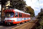 Auf dem Weg nach Duisburg durchfährt der bereits für den U-Bahn-Betrieb umgebaute Rheinbahn-GT8SU 3204 die Kaiserswerther Straße in Düsseldorf.