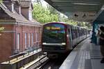 HAMBURG, 01.08.2022, U 1 nach Ohlstedt bei der Einfahrt in den U-Bahnhof Farmsen (Linie U1)