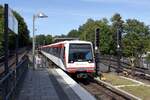 HAMBURG, 01.08.2022, U 1 nach Kellinghusenstraße bei der Einfahrt in den U-Bahnhof Volksdorf (Linie U 1)