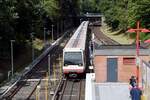 HAMBURG, 01.08.2022, U 1 nach Kellinghusenstraße bei der Einfahrt in den U-Bahnhof Berne (Linie U 1)