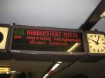 Zugzielanzeiger der Hamburger U-Bahn, hier im Hauptbahnhof Sd fr die U1 nach Norderstedt-Mitte mit weiteren Halten in: Steinstrae, Meberg, Jungfernstieg, Stephansplatz, Hallerstrae, Klosterstern,