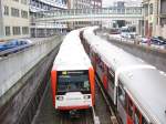 Zwischen den Haltestellen Rdingsmarkt und Rathaus wird aus der Hochbahn eine U-Bahn. Im Bild zwei Zge der Linie U3; einer fhrt in den Tunnel, einer kommt gerade heraus. Die Aufnahme stammt vom 17.07.2005. 