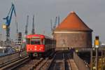 Ich habe gehofft, bei meinem Aufenthalt in Hamburg noch einen DT 3 mit dieser ungewohnten Front fotografieren zu knnen... Die Hoffnung hat sich erfllt, als ich am Tag meiner Abreise nocheinmal an der Hafenhochbahn fotografierte und mir dieser Zug nach Wandsbek-Gartenstadt bei der Haltestelle Baumwall entgegen fuhr. (18.Oktober 2011)