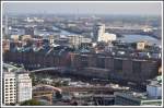 U3 zwischen Baumwall und Rdingsmarkt. Im Hintergrund die Speicherstadt und die neue Hafencity mit dem Marco Polo Tower. Fotografiert vom Kirchturm des Michel. (22.10.2011)
