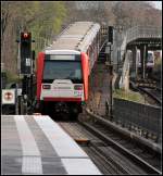 Kurzer Anstieg - DT3-Zug der Linie U3 auf der Rampe zur Brücke über die Gleise der U1 zwischen den Haltestellen Eppendorfer Baum (Fotostandpunkt) und Kellinghusenstraße. 

Hamburg, 11.04.2012 (M)