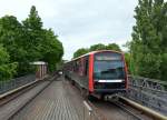 Der Neue macht sich noch rar: erst nach einer halben Stunde Wartezeit erschien schließlich ein DT5, hier bei der Ausfahrt am  Eppendorfer Baum  -  Richtung  Kellinghusenstraße .