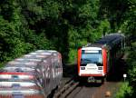 Treffen der  Sardinenbüchsen : links ein nagelneuer DT5 bei der Einfahrt in die Hamburger U-Bahnhaltestelle  Borgweg , rechts ein betagter DT3 Richtung  Barmbek .