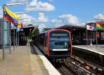 WM-Flaggenschmuck für die neueste Fahrzeuggeneration der HHA: ein DT5 in der Hamburger U-Bahnstation  Barmbek .