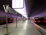 Hamburg am 10.7.2016: Bahnsteighalle der Station „Hafencity Universität“ mit zwei Zügen Typ DT 5 /