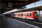 U-Bahn-Fahrzeuge sind eher etwas lichtscheu -    U- und S-Bahn-Triebwagen im Bahnhof Barmek.