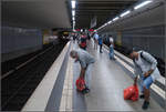 Die U-Bahn und die roten Tüten -    Station Hauptbahnhof-Süd der Hamburger U-Bahnlinie U1.