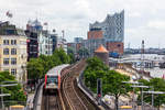 Zu Zeiten, als auf der Hamburger U3 noch überwiegend DT3 fuhren, konnte ich einen Zug bestehend aus Tw 862 und einer weiteren Einheit an der bekannten Fotostelle über dem U-Bahnhof