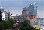 Hochbahn vor Elbphilharmonie I -    Blick vom Dach der Station Landungsbrücken auf die Hamburger Hochbahnstrecke mit der alles überragenden Elbphilharmonie im Hintergrund.