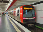 Hamburger Hochbahn DT5 317-3 als U3 nach Barmbek in der Station St. Pauli, 08.09.2019.