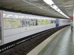 Haltestelle Sternschanze nach der erst krzlich erfolgten Modernisierung. Der Bahnsteig erhielt neue Bodenfliesen und diese Wandabdeckungen, das Zugangsgebude ist im Umbau. Aufgenommen am 24.07.2007