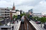 HAMBURG, 24.05.2023, Zug 302-1 als U3 über Kellinghusenstraße nach Barmbek bei der Einfahrt in die Station Landungsbrücken