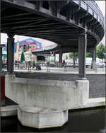 Unter der Hochbahn -    Hochbahntrasse bei der Station Rödlingsmarkt.