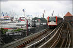 Hamburg -     Hafen - Hochbahn,     Blick über die Strecke und zum Hafen von der Station Baumwall aus.