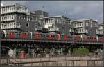 Rote Türen im Silbergrau -     Ein U-Bahnzug der Linie U3 passiert das Gruner + Jahr-Gebäude am Hamburger Hafen.