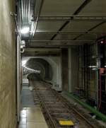 Blick in den Tunnel der neuen Hamburger U-Bahnlinie U4 vom Bahnhof  Jungfernstieg  Richtung Hafencity, fotografiert vom Bahnsteig vor der Sperre. Die ca. 3 Kilometer lange Strecke ist durchgehend beleuchtet. 2.12.2012