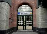 Nostalgisch: Eingangsportal der restaurierten Hamburger U-Bahnstation  Sierichstrae , jetzt wieder mit (vollautomatischen) Tren.