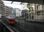 Ein Zug der Hamburger U-Bahnlinie U3 hat gerade den Tunnel unter der Börse verlassen und fährt jetzt auf die Rampe Richtung  Rödingsmarkt . 23.2.2014