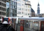 Begegnung unterm Michel: zwei Züge der Hamburger U-Bahnlinie 3 zwischen den Stationen  Rathaus  und  Rödingsmarkt .
