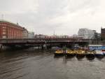 Eine U Bahn bei der Haltestelle Baumwall in Hamburg am 08.06.14