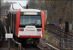 . Jetzt gehts hoch -

Ein Zug der Hamburger U3 am Beginn der kurzen Steigungstrecke auf das Überwerfungsbauwerk nördlich der Station Eppendorfer Baum. Der Zug kommt allerdings nicht, er geht.

11.04.2012 (M)


