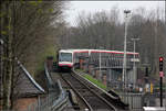 . Überwerfungsbauwerk -

Nördlich der U-Bahnstation Volksdorf überquert ein U-Bahnzug der Hamburger U1 aus Großhansdorf kommend die beiden Gleise der Zweigstrecke von Ohlstedt.

12.04.2012